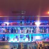 Krásně osvětlený bar s nabídkou nejrůznějšího pití